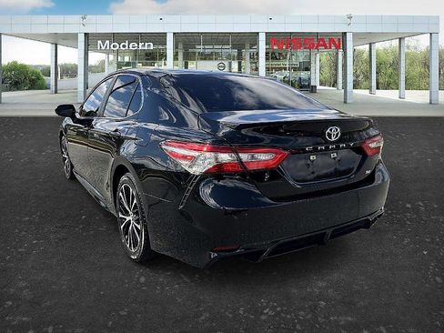 Used 2018 Toyota Camry SE w/ Moonroof Package image 3