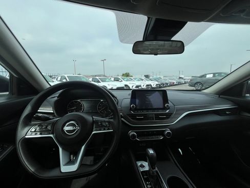 Used 2025 Nissan Altima 2.5 SV FWD image 34