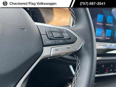 Used 2025 Volkswagen Atlas SE image 36