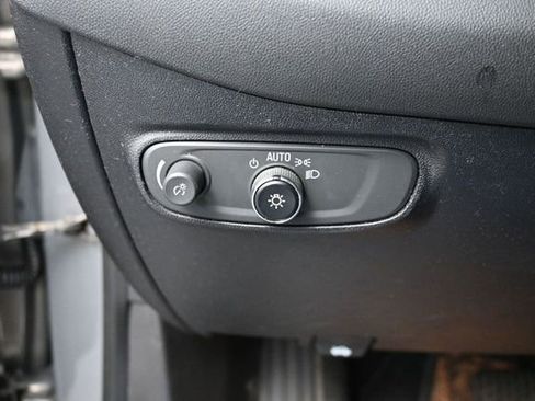 Used 2018 Chevrolet Equinox LT FWD image 27
