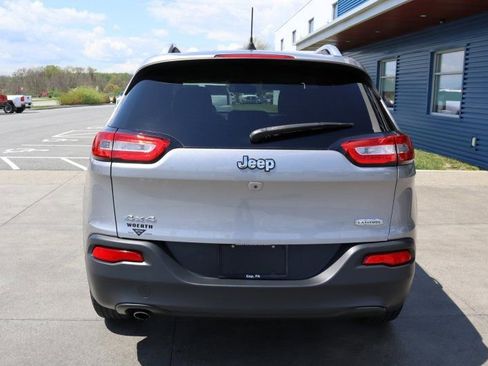 Used 2017 Jeep Cherokee Latitude w/ Cold Weather Group AWD/4WD image 7