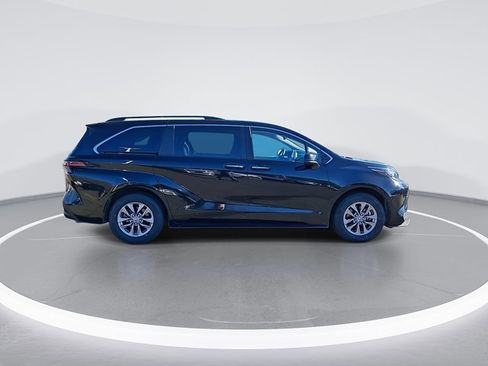 Used 2024 Toyota Sienna XLE image 10