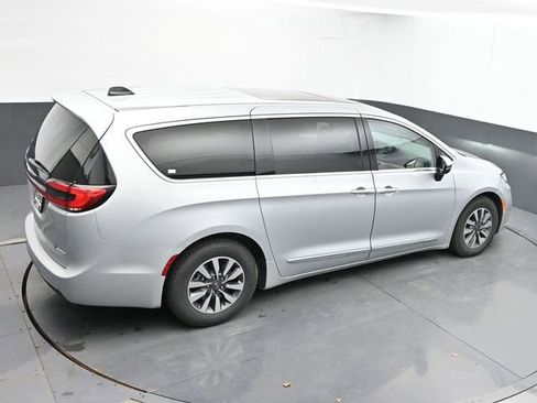 Used 2023 Chrysler Pacifica Limited image 47