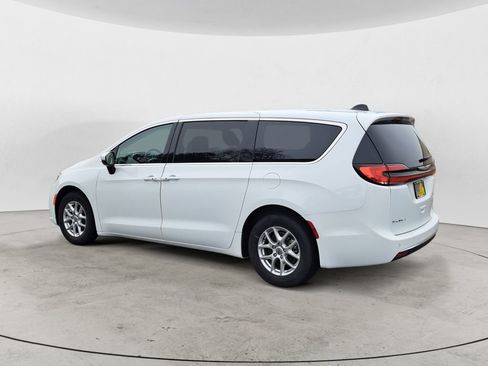 Used 2023 Chrysler Pacifica Touring-L image 5