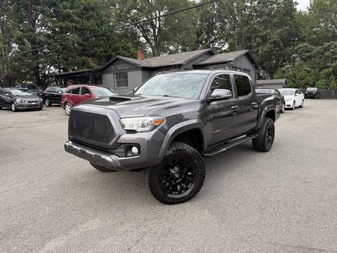 Used 2018 Toyota Tacoma TRD Sport AWD/4WD image 1