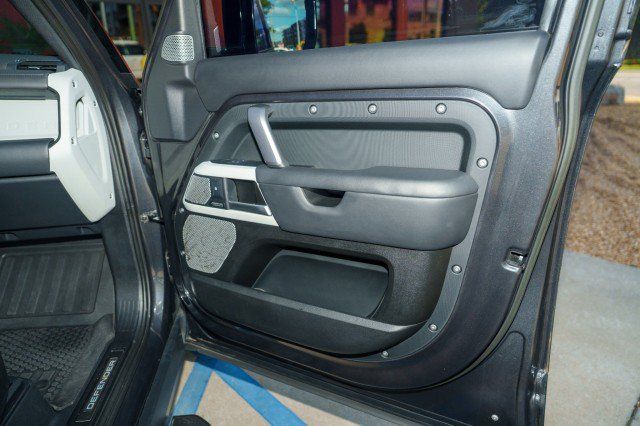 Used 2023 Land Rover Defender 130 X-Dynamic SE AWD/4WD image 30