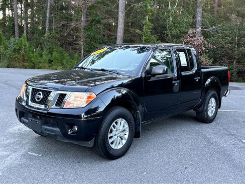 Used 2020 Nissan Frontier SV image 3