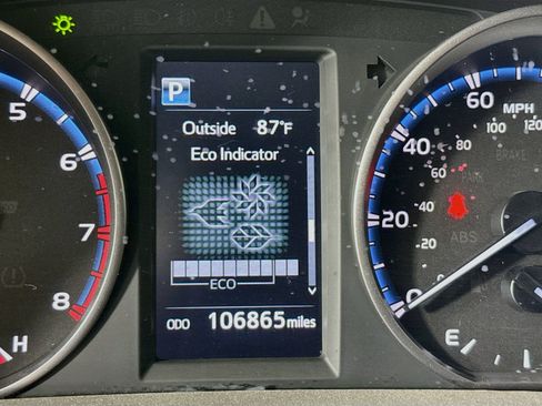 Used 2018 Toyota RAV4 LE FWD image 13