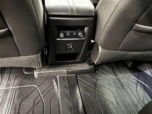 Used 2020 Chevrolet Traverse LT FWD image 13