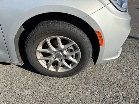 Used 2024 Chrysler Pacifica Touring-L FWD image 9