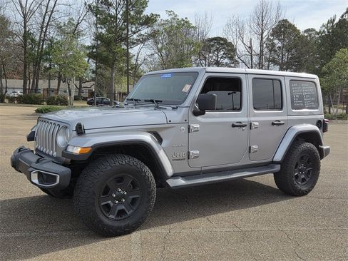 Used 2018 Jeep Wrangler Unlimited Sahara w/ Cold Weather Group image 7