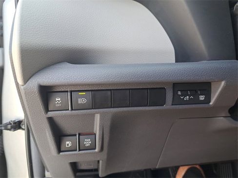Used 2024 Toyota Sienna XLE image 31