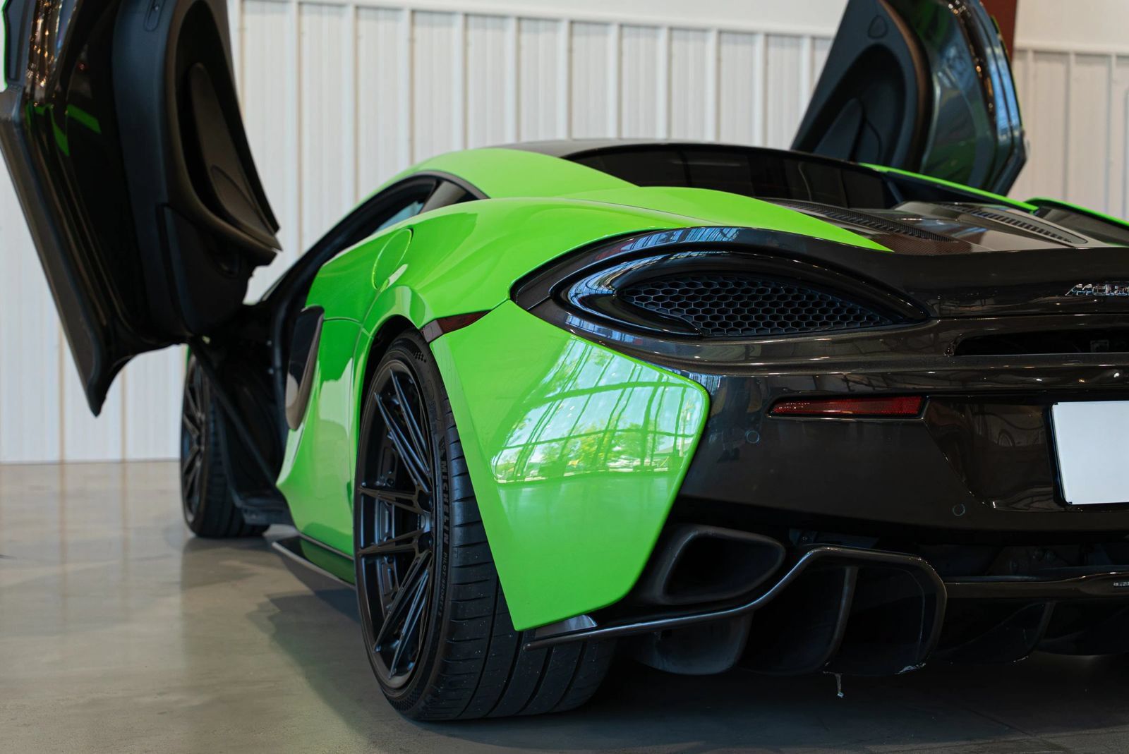 Used 2016 McLaren 570S Coupe RWD image 23