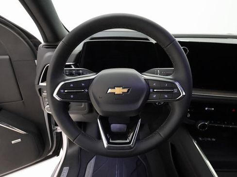 Used 2025 Chevrolet Suburban High Country image 12