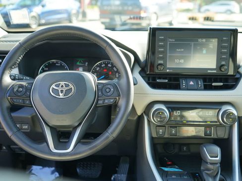 Used 2022 Toyota RAV4 XLE Premium image 15