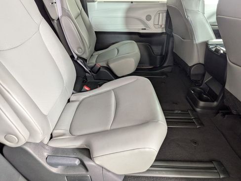 Used 2025 Toyota Sienna XLE FWD image 26