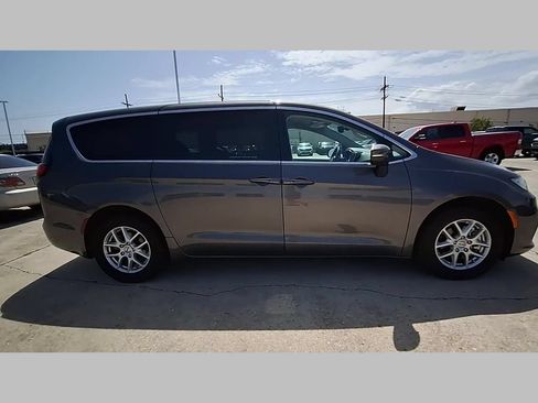 Used 2023 Chrysler Pacifica Touring-L FWD image 37