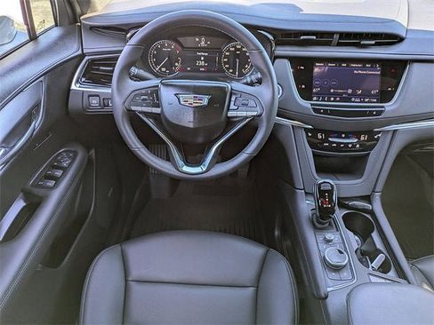 New 2025 Cadillac XT6 Luxury image 17