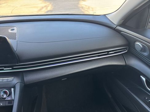 Used 2025 Hyundai Elantra Limited image 36