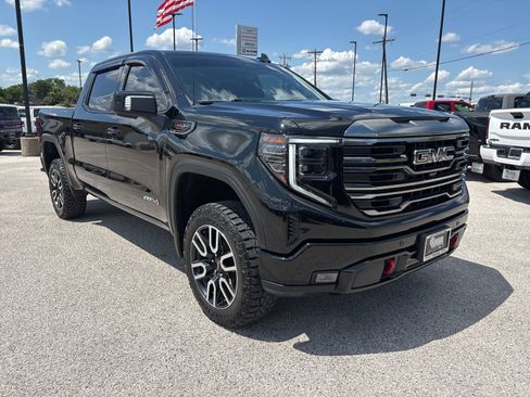 Used 2024 GMC Sierra 1500 AT4 w/ Technology Package AWD/4WD image 8