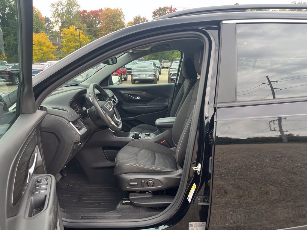 Used 2024 GMC Terrain SLE w/ Driver Convenience Package FWD image 21
