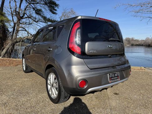 Used 2018 Kia Soul + image 8