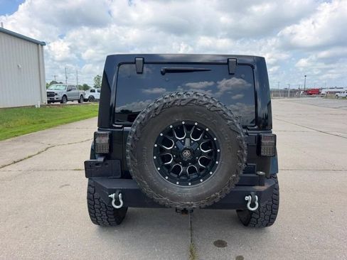 Used 2015 Jeep Wrangler Unlimited Sahara AWD/4WD image 4