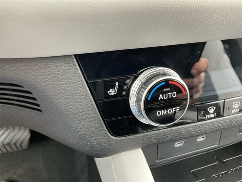 New 2025 Mitsubishi Outlander SE image 27