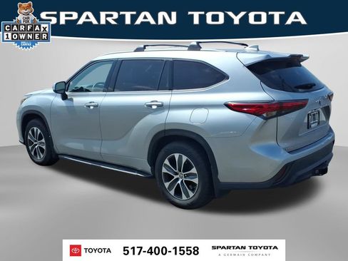 Used 2022 Toyota Highlander XLE AWD/4WD image 9
