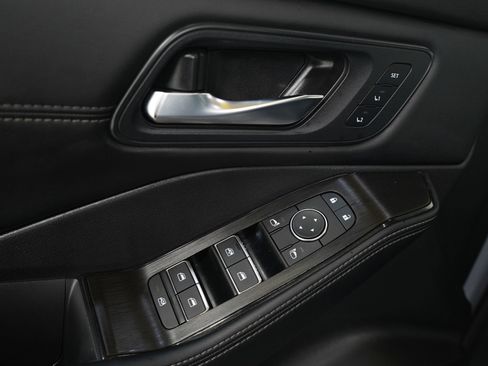 Used 2025 Nissan Rogue SL w/ SL Premium Package image 22