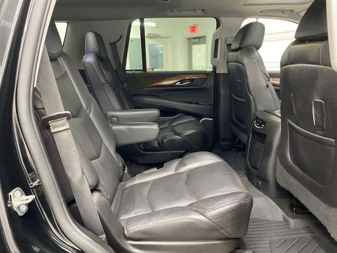 Used 2019 Cadillac Escalade Luxury image 18