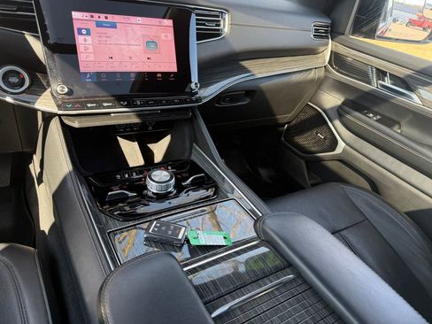 Used 2022 Jeep Wagoneer Series III w/ Premium Group I image 23