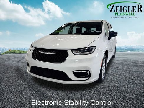 Used 2023 Chrysler Pacifica Touring-L FWD image 9