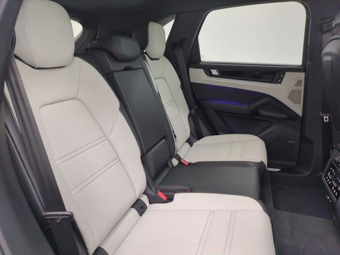 Certified 2025 Porsche Cayenne AWD/4WD image 24