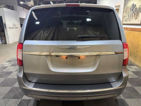 Used 2014 Chrysler Town & Country Touring-L FWD image 4