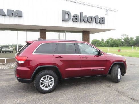 Used 2018 Jeep Grand Cherokee Laredo AWD/4WD image 2