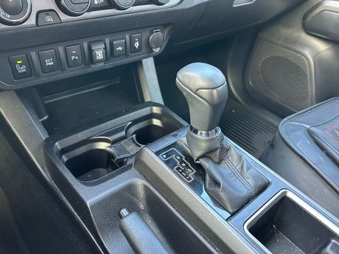Used 2022 Toyota Tacoma TRD Off-Road w/ Technology Package AWD/4WD image 27