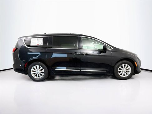 Used 2017 Chrysler Pacifica Touring-L FWD image 6