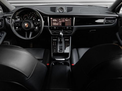 Certified 2025 Porsche Macan Turbo AWD/4WD image 17