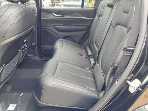 New 2025 Jeep Grand Cherokee Limited w/ Black Appearance Package image 19