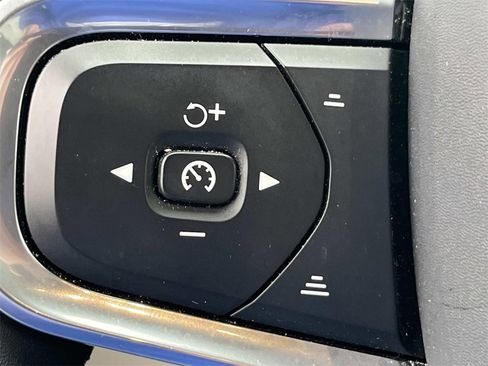 Used 2019 Volvo XC40 T4 Momentum image 23