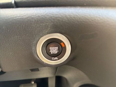 Used 2025 Chrysler Pacifica Limited image 17