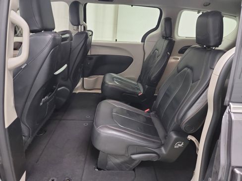 Used 2017 Chrysler Pacifica Touring-L Plus w/ Advanced Safetytec Group image 27