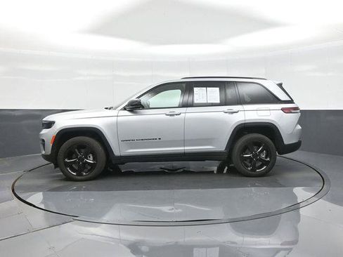 Used 2024 Jeep Grand Cherokee Altitude AWD/4WD image 4