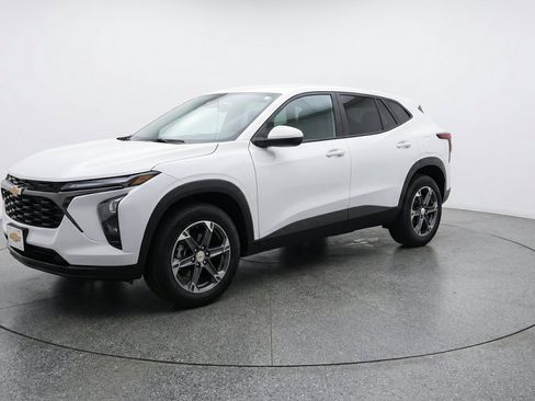 Used 2025 Chevrolet Blazer LT FWD image 3