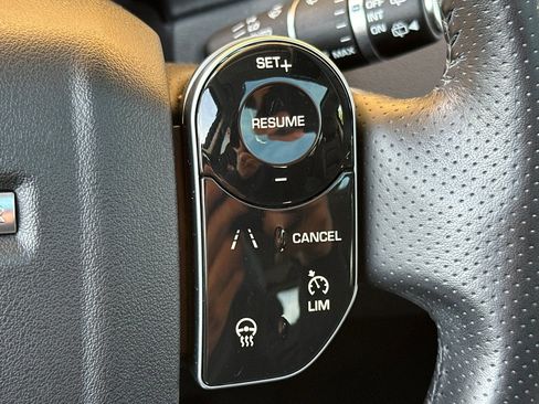 Used 2018 Land Rover Range Rover Sport SE image 31