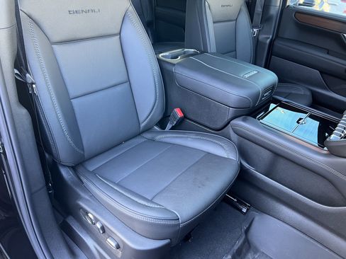 Used 2025 GMC Yukon XL Denali image 29