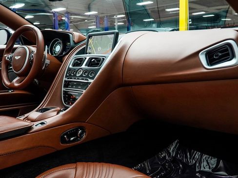 Used 2019 Aston Martin DB11 Volante image 22