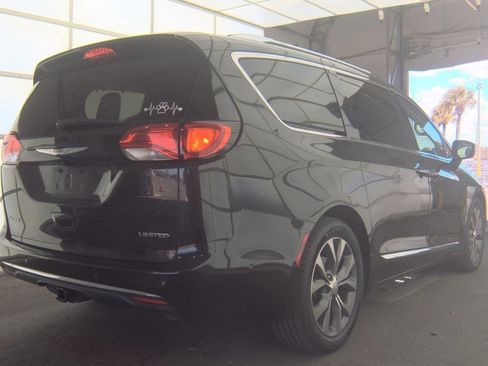 Used 2017 Chrysler Pacifica Limited w/ UConnect Theater Package FWD image 6