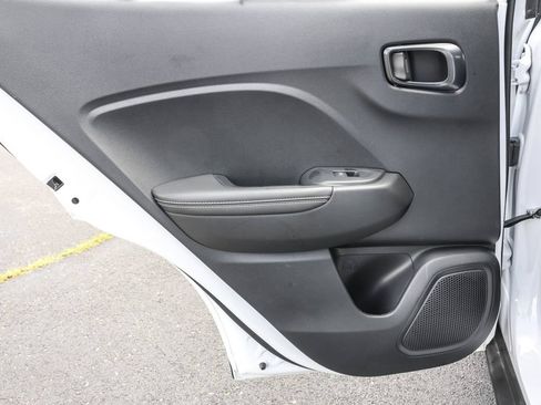 Certified 2025 Hyundai Venue Limited FWD image 28